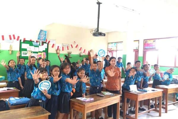 Sosialisasi Anti Narkoba Untuk Mewujudkan Generasi Muda yang Sehat, Cerdas, Berwawasan Anti Narkoba serta pembagian brosur dan stiker anti narkoba