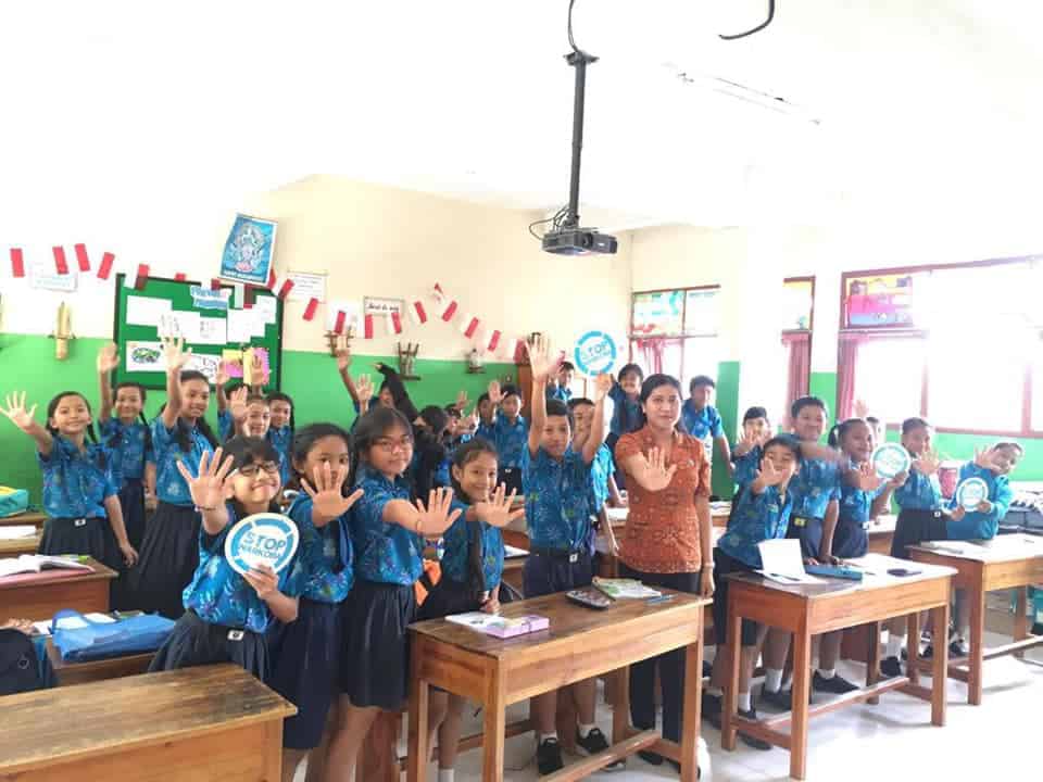 Sosialisasi Anti Narkoba Untuk Mewujudkan Generasi Muda yang Sehat, Cerdas, Berwawasan Anti Narkoba serta pembagian brosur dan stiker anti narkoba