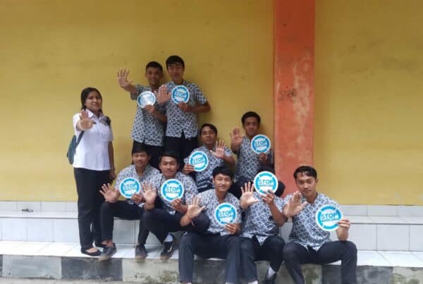 Penyebaran brosur Informasi tentang dampak/bahaya narkoba secara dini