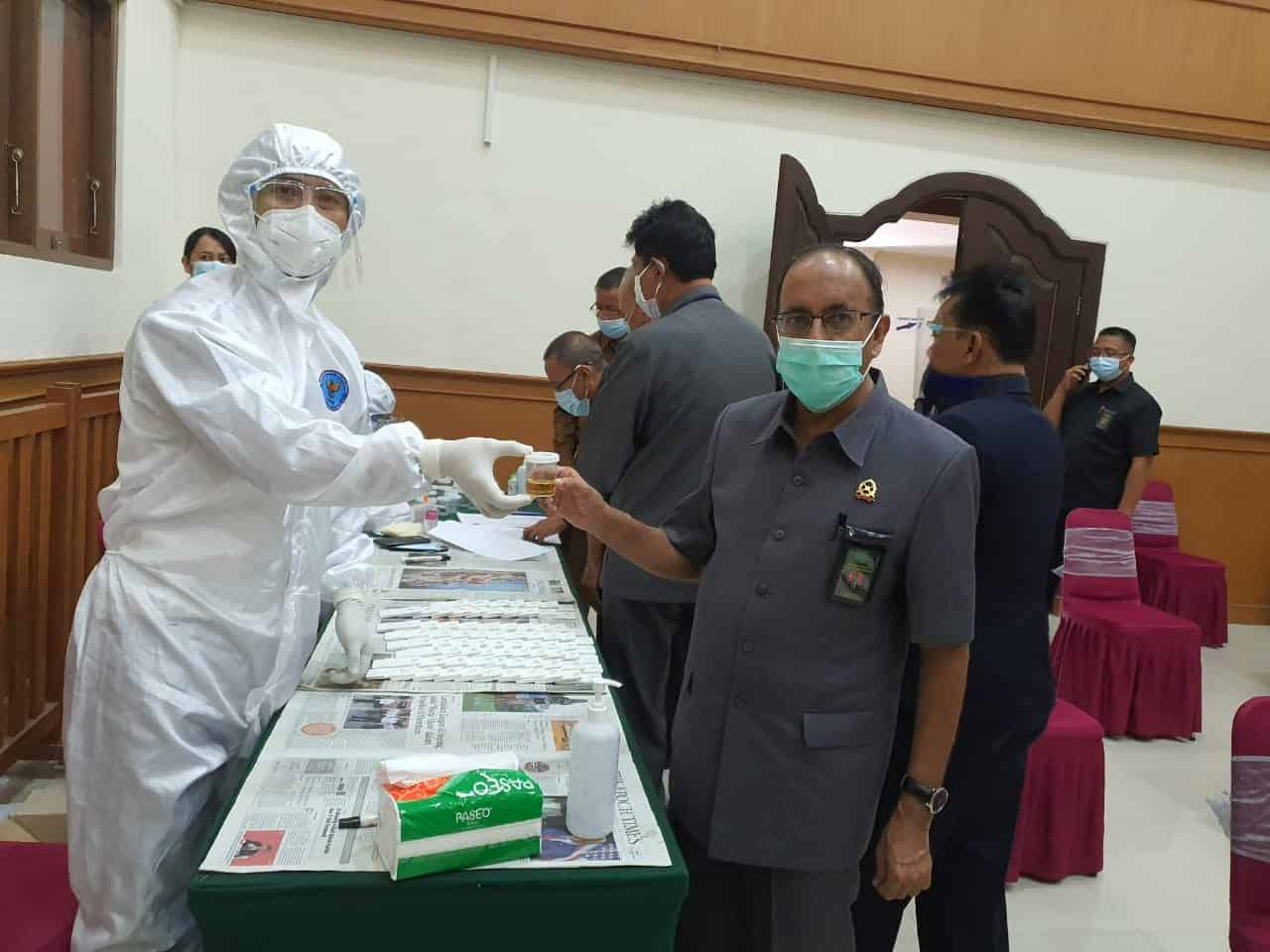 PEMBERDAYAAN MASYARAKAT MELALUI TEST URINE DI LINGKUNGAN PEMERINTAH
