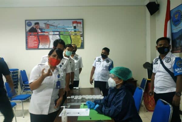 PEMBERDAYAAN MASYARAKAT MELALUI TEST URINE DI LINGKUNGAN PEMERINTAH