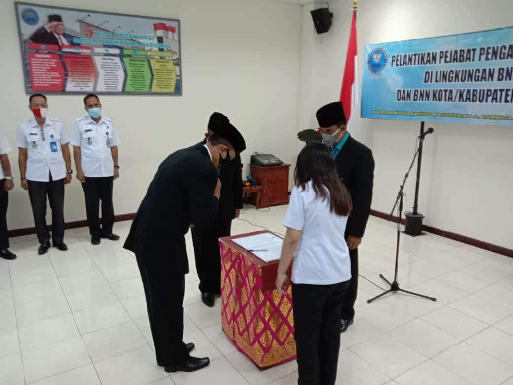 BNNP Bali Laksanakan Pelantikan Dan Pengambilan Sumpah Jabatan untuk Kepala BNN Kabupaten Karangasem BNNP Bali Laksanakan Pelantikan Dan Pengambilan Sumpah Jabatan untuk Kepala BNN Kabupaten Karangasem
