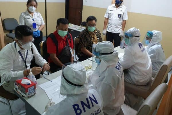 Pelaksanaan Pemeriksaan tes urine narkoba bagi para Calon Bupati dan Wakil Bupati Tabanan dan Bangli