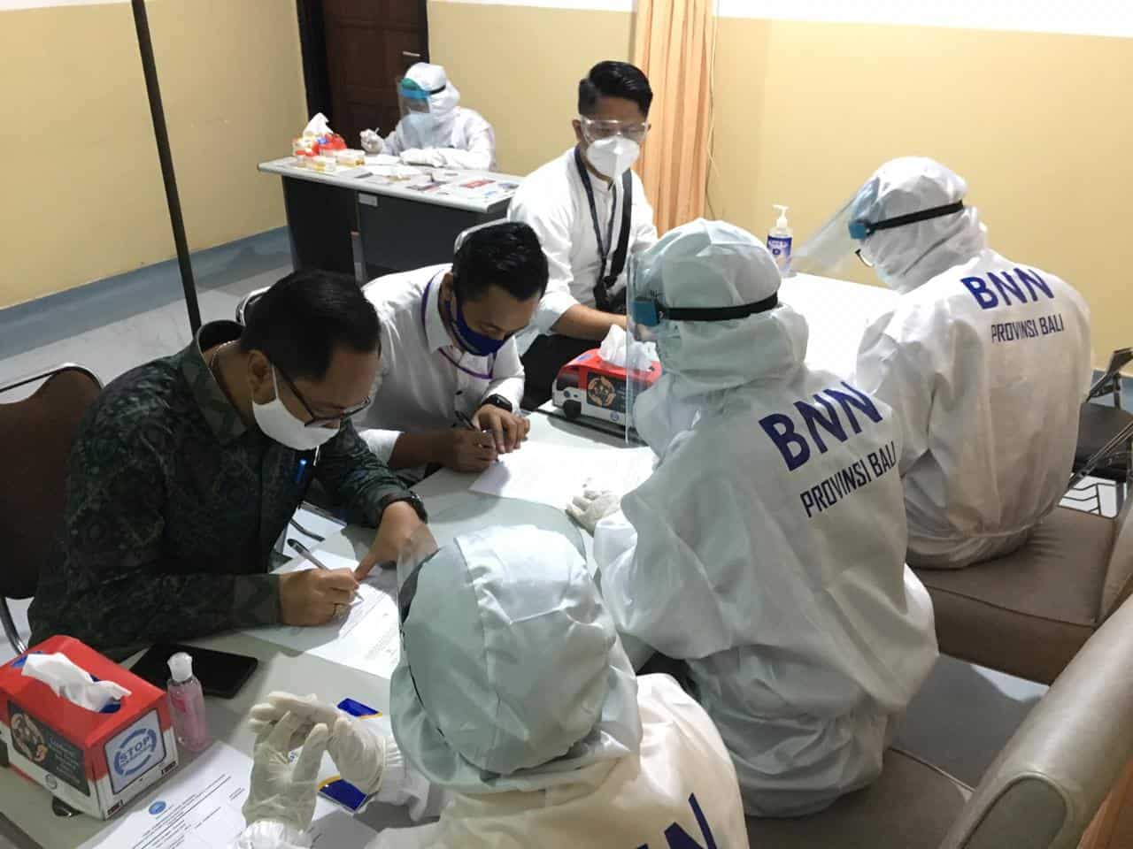 Pelaksanaan Pemeriksaan tes urine narkoba bagi para Calon Bupati dan Wakil Bupati Jemberana dan Karangasem