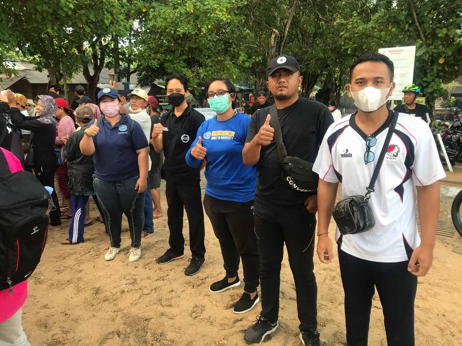 Kegiatan Bersih-Bersih Pantai Mertasari Sanur Konsep Otomatis