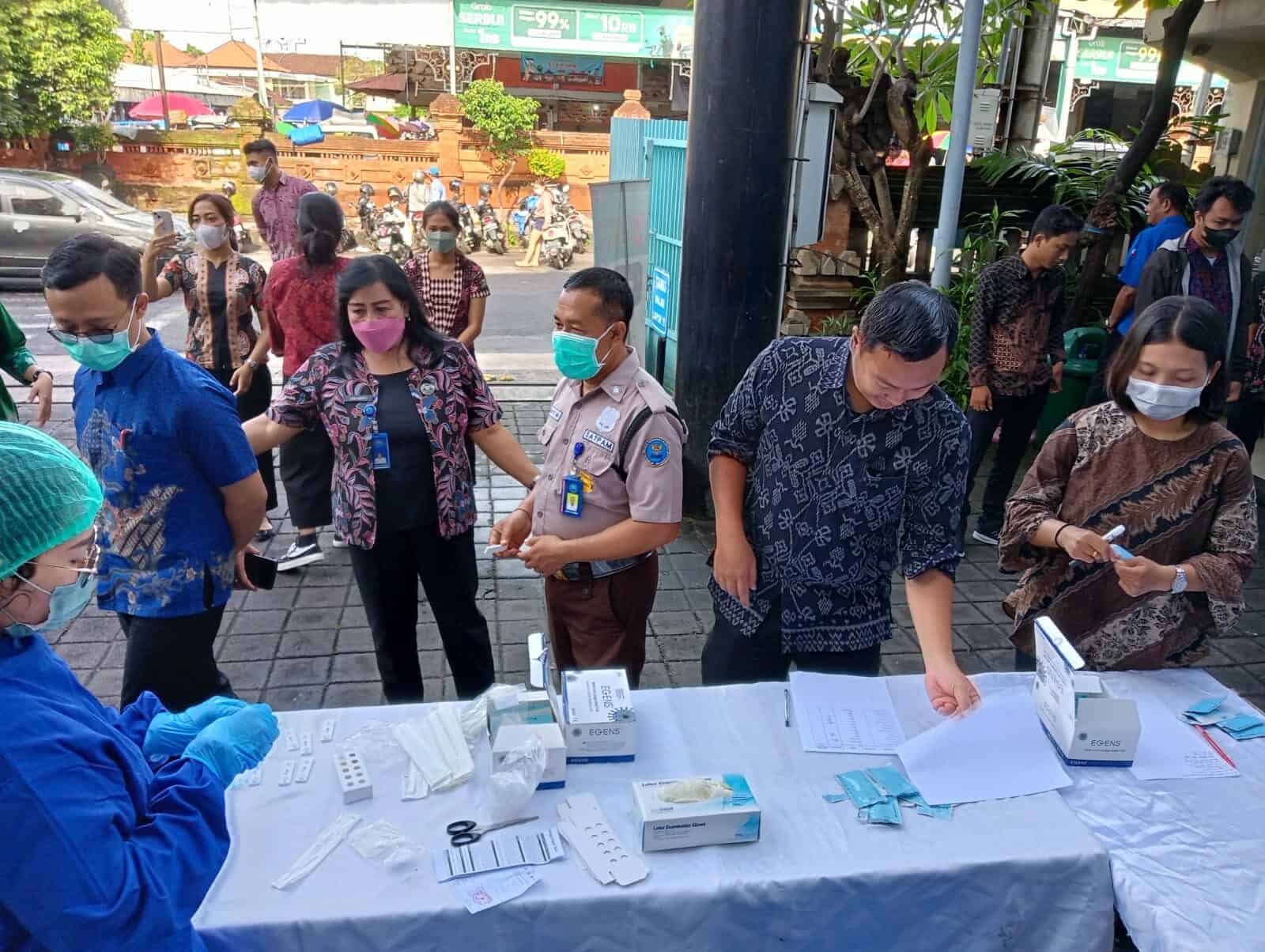 Pelaksanaan Swab Antigen terhadap seluruh personil BNNP Bali Konsep Otomatis